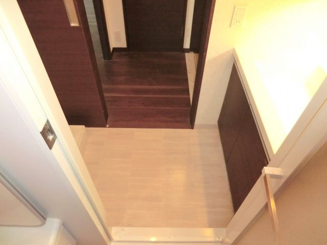 ソアラノーム北浦和の洗面所|★広めの脱衣スペース・片引き戸で区切れます。★