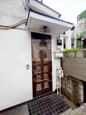 【エントランス】 | 西尾久一丁目貸家 | 清潔なエントランスです