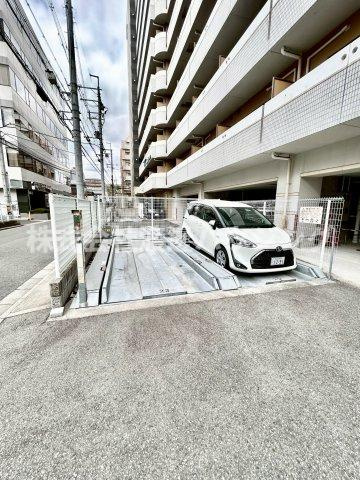 SERENiTE江坂四番館の駐車場