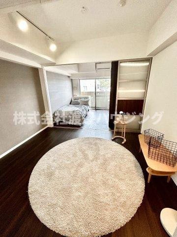 SERENiTE江坂四番館の居間・リビング