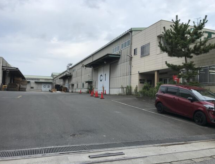 木更津市木材港の倉庫の外観