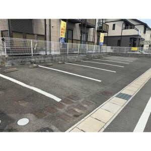 サープラスひまわりⅡの駐車場