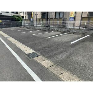 サープラスひまわりⅡの駐車場