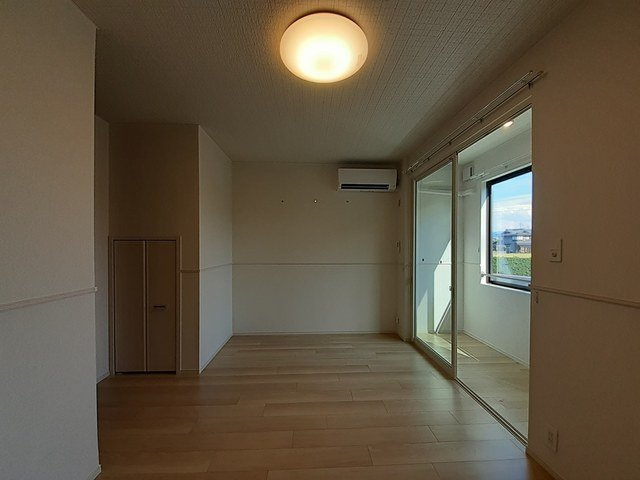 メゾン　ド　ルミエールの居間・リビング