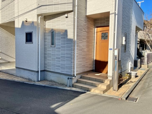 鶴馬戸建のエントランス