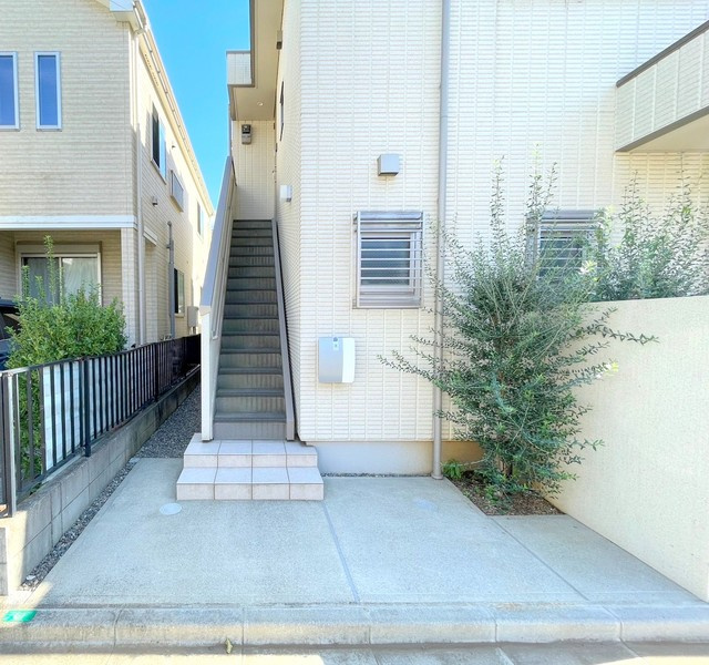 ＣＲＥＡＲＨＯＵＳＥのエントランス|★階段下に駐輪場、無料でおけます★