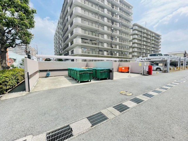 レックスシティ枚方のその他共用部分|ゴミ捨て場
■物件内覧・資金計画相談・住宅ローン相談、リフォーム相談、お問合せ受付中■
※当日・翌日のご内覧、ご相談はお電話でのお問合せがスムーズです！