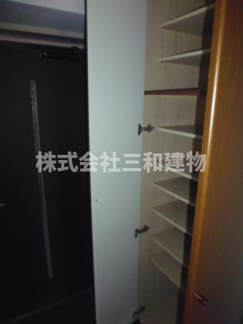 プラザサンタナカ７号館の玄関|同間取り別室の参考写真です(反転タイプ）