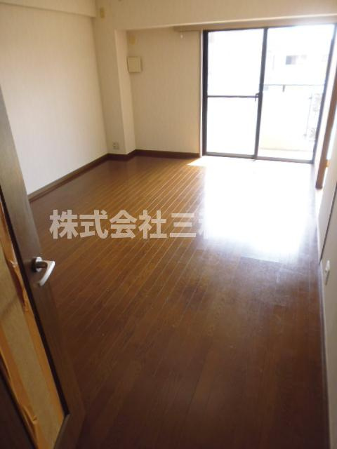 プラザサンタナカ７号館の居間・リビング|同間取り別室の参考写真です(反転タイプ）