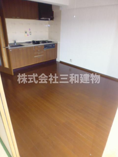 プラザサンタナカ７号館の居間・リビング|同間取り別室の参考写真です(反転タイプ）