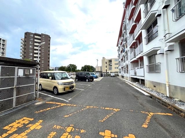 稲本マンションの駐車場