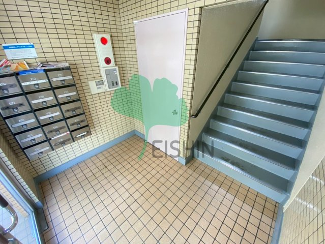 本園ビルのエントランス