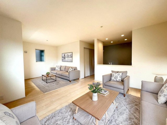静岡市葵区羽鳥５丁目　新築戸建　全２棟　１号棟の居間・リビング|家具配置はAIによるイメージです。
実際の生活シーンを感じていただけるように、空間を再現しています。