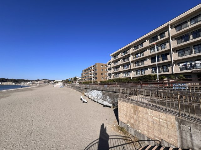 海見え！ディアコート逗子海岸　1階の外観|海の目の前のマンション