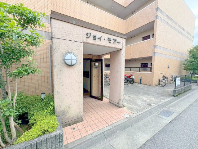 ジョイモアーのエントランス|建物の内部です