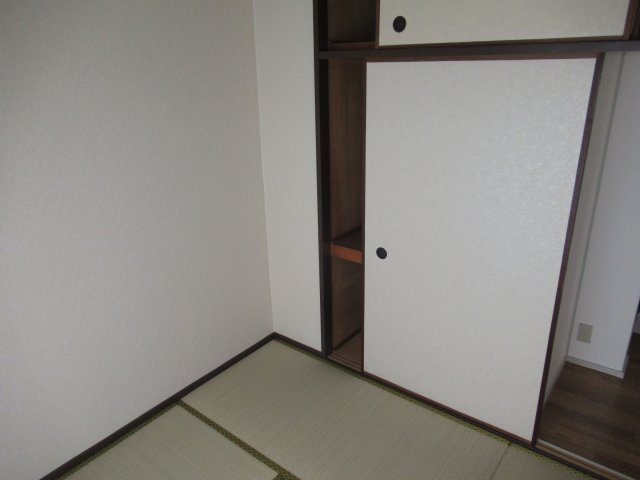 兵庫県公社　姫路青山６号棟の和室|日本らしい落ち着いた雰囲気の和室です