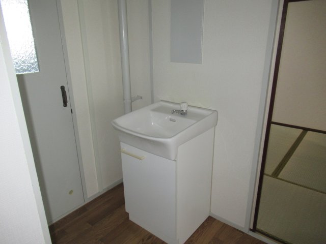 兵庫県公社　姫路青山６号棟の洗面所|忙しい朝には欠かせない洗面所です