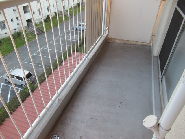 兵庫県公社　姫路青山６号棟のバルコニー|暖かな日差しのふりそそぐバルコニー