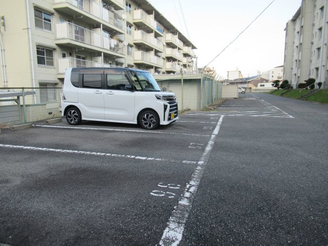 兵庫県公社　姫路青山６号棟の駐車場|車をお持ちの方に嬉しい駐車場付きの物件です