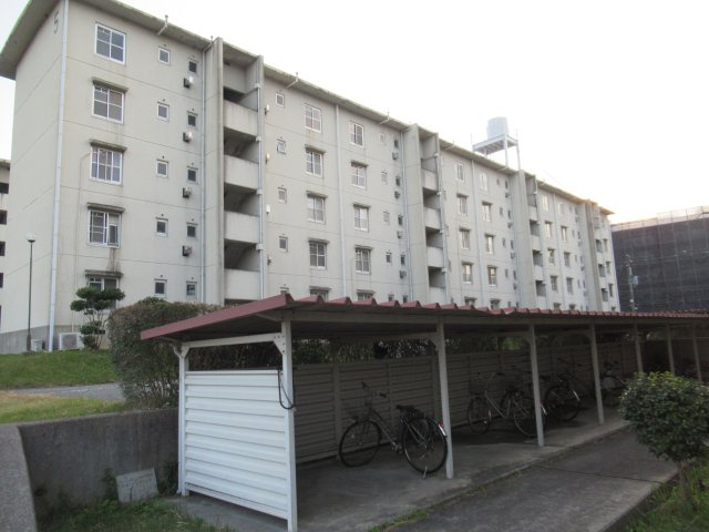 兵庫県公社　姫路青山６号棟のその他共用部分|駐輪場もあります