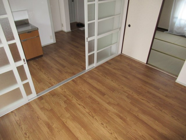 兵庫県公社　姫路青山６号棟の居間・リビング|こちらの居間で趣味の時間をお楽しみください