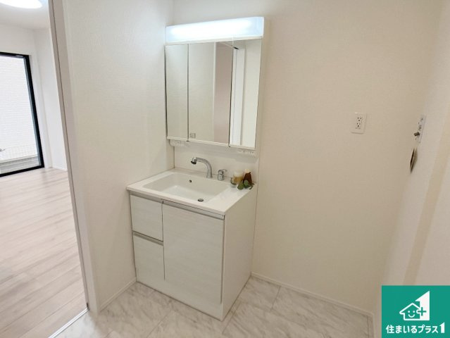 明石市魚住町中尾　新築一戸建ての独立洗面台|清潔感のある洗面台です。フラットな鏡は掃除がしやすく毎日清潔！鏡裏には収納があるのでスッキリとした洗面台が保てます。