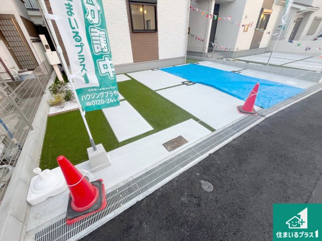 明石市魚住町中尾　新築一戸建ての駐車場|並列２台駐車可能！ゆとりの駐車スペースで車庫入れもスムーズ！

