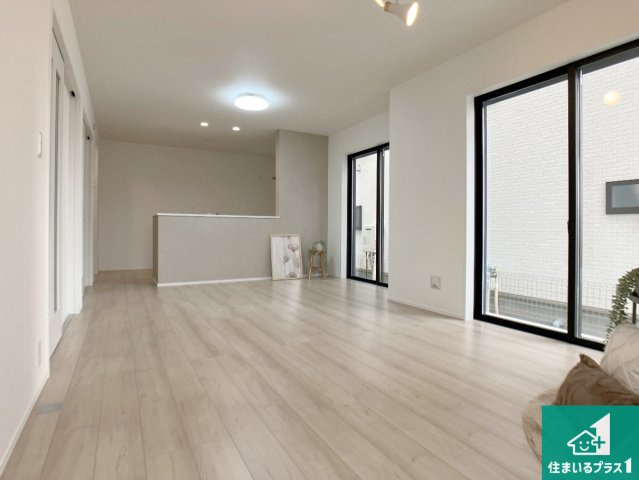 明石市魚住町中尾　新築一戸建ての居間・リビング|日当たり良好の明るいリビングで朝の目覚めもスッキリできそう！対面キッチンでご家族のコミュニケーションも自然と増える設計！小さなお子様が遊ぶスペースを作っても広々とくつろげるLDK！