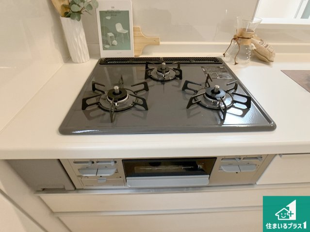 明石市魚住町中尾　新築一戸建ての設備|ダブル高火力Ｓｉセンサー付きコンロ！３口あるので、まとめて料理をする時も大活躍！