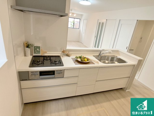 明石市魚住町中尾　新築一戸建てのキッチン|明るいリビングで朝の目覚めもスッキリできそう！対面キッチンでご家族のコミュニケーションも自然と増える設計！小さなお子様が遊ぶスペースを作っても広々とくつろげるLDK！