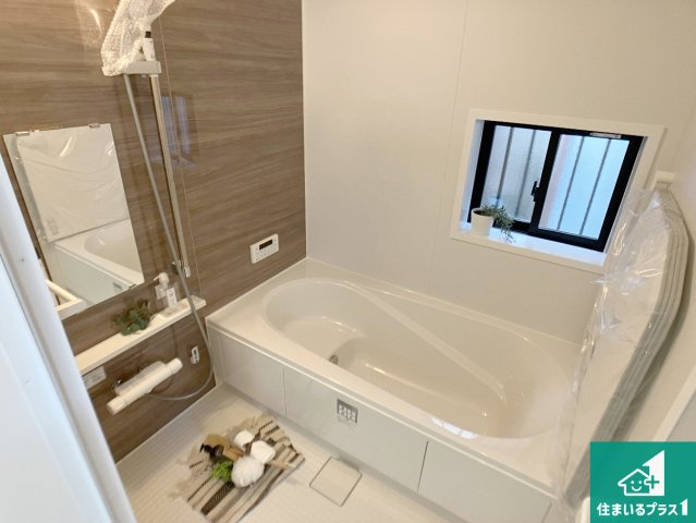 明石市魚住町中尾　新築一戸建ての浴室|足をゆったり伸ばして寛げる浴槽です。窓が設けられていますので差し込む光が明るく穏やかな雰囲気にしてくれます♪浴室乾燥機も設置しているので、雨の日の洗濯物も安心です♪