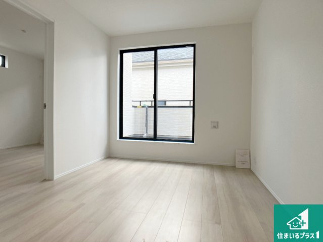 明石市魚住町中尾　新築一戸建ての洋室|寝室は心地よい眠りについてもらいたくて、シンプルかつ開放的な空間な設計にしています！大きな窓から差し込む日が心地いいです♪