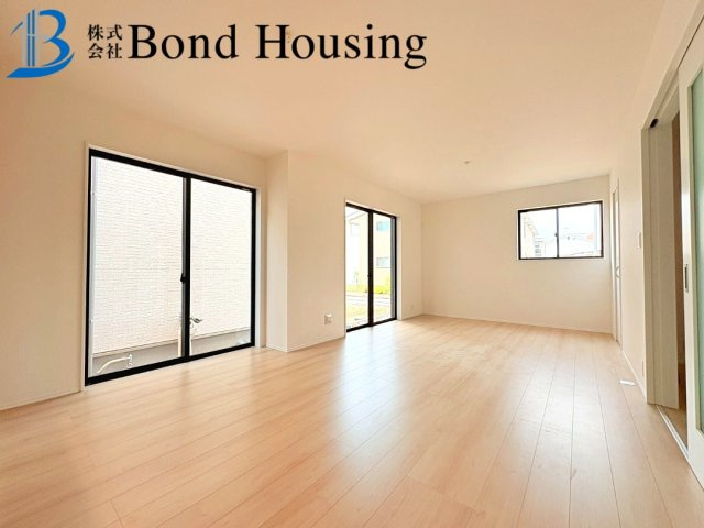 西江井島駅まで徒歩4分　中尾全2棟　A号棟の居間・リビング