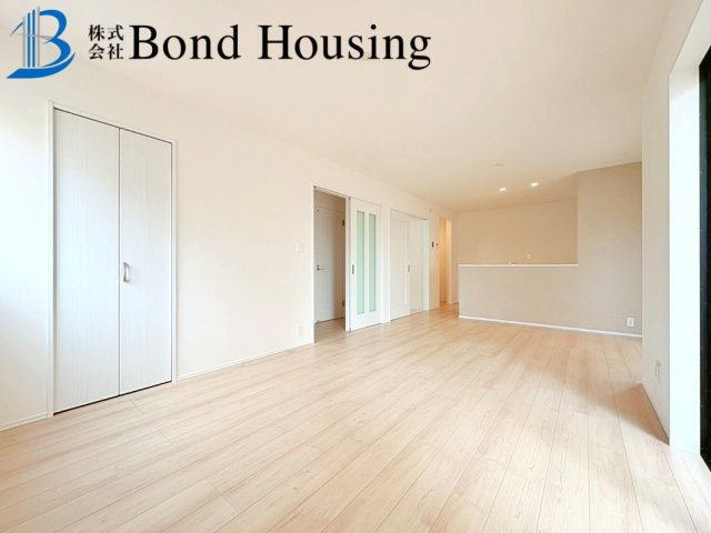 西江井島駅まで徒歩4分　中尾全2棟　A号棟の居間・リビング