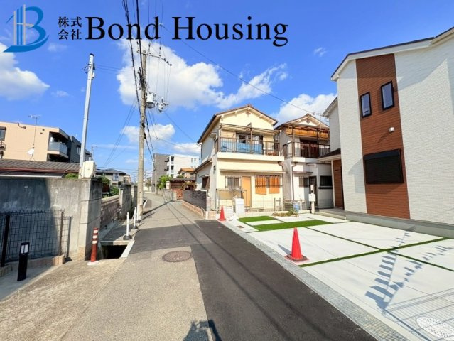 西江井島駅まで徒歩4分　中尾全2棟　A号棟の前面道路含む現地写真