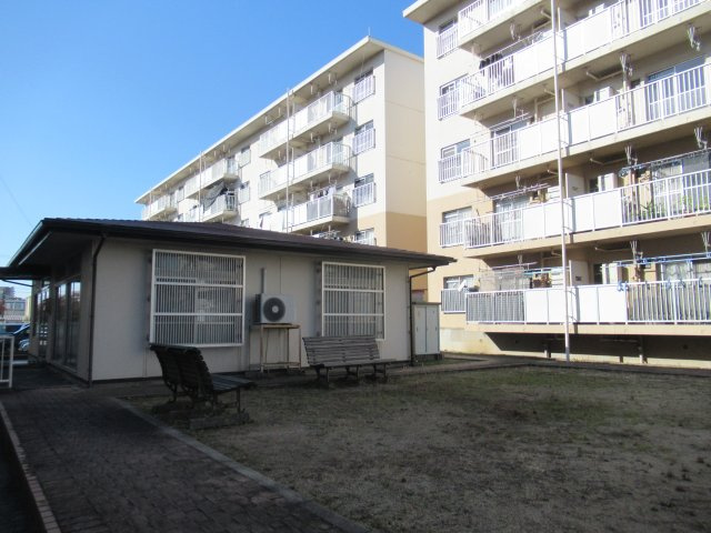 兵庫県公社　姫路市川１号棟のその他共用部分|集会所と敷地内の広場です