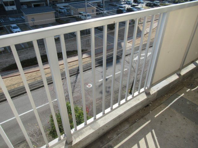 兵庫県公社　姫路市川１号棟のバルコニー|外からの目が気にならないバルコニーで洗濯物が干せます
