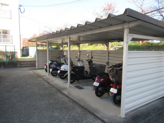 兵庫県公社　姫路市川１号棟のその他共用部分|バイク置き場もあります