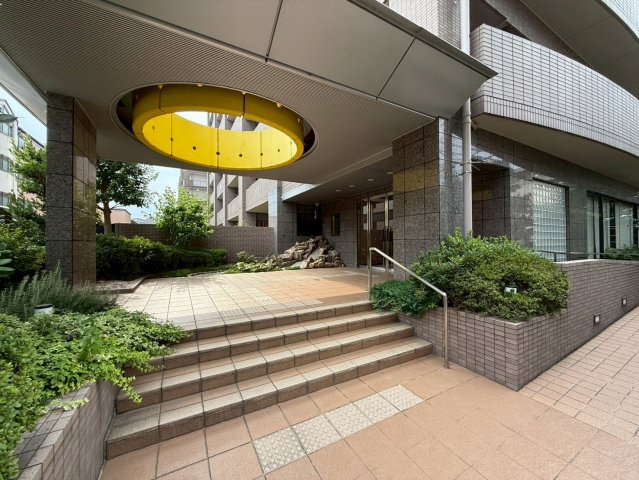 ディアステージ四条葛野大路の外観|広々としたオシャレなエントランスです。オートロック式なので防犯面も安心。スロープがあるので、車いすや高齢の方にも嬉しいですね。