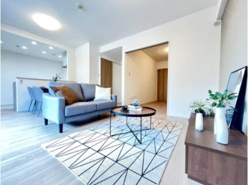 ディアステージ四条葛野大路の居間・リビング|南向きの住戸ですので、日差しがたっぷり入り込み明るいＬＤＫとなっております。