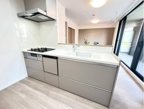 ディアステージ四条葛野大路のキッチン|対面式のキッチンで、お子様などを見守りながらお料理の支度が可能です。