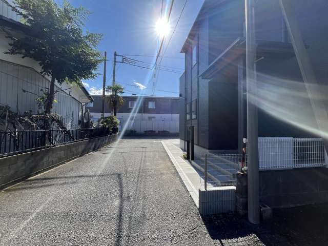 【前面道路含む現地写真】 | 深谷市東方　ブルーミングガーデン　新築戸建　全１棟　１号棟 | 10/27撮影