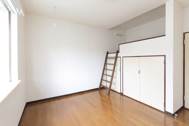 センチュリーハウス津志田Bの洋室