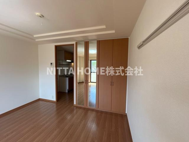 昴ーすばるーの居間・リビング|姿見もついているので身支度もしやすいですね＊