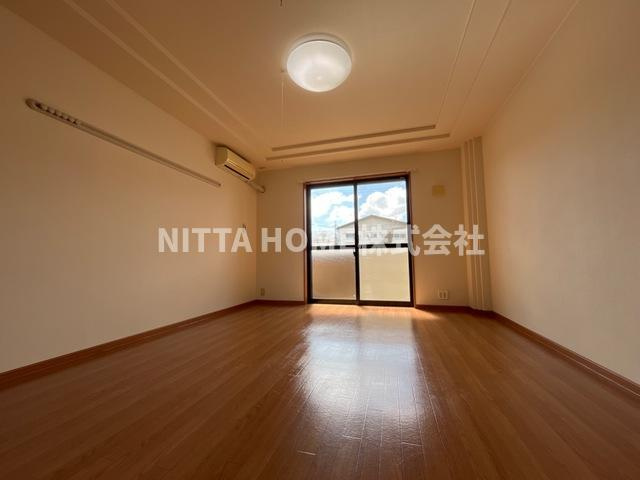 昴ーすばるーの居間・リビング|収納付きの９．１帖の洋室です★