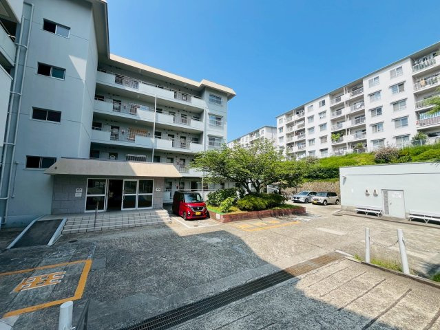 上高丸コーポラスの駐車場