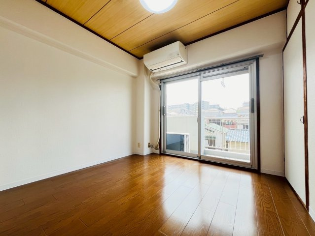 上高丸コーポラスの寝室