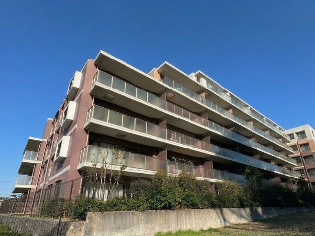 アンビシャス南柏の外観|青空にも映える外観です。