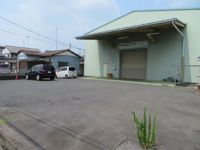 加須市南町の倉庫の駐車場