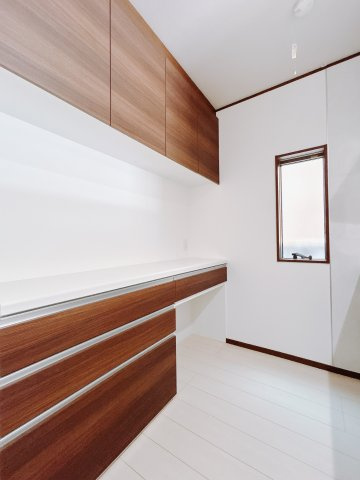 【中古戸建】伊勢崎市今泉町のキッチン|調理器具の出し入れが便利なスライド収納♪毎日家事を頑張る皆さまにおすすめしたいポイントです(*^^*)